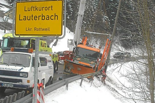 Die Eisglätte machte sogar den Räumfahrzeugen zu schaffen: In Lauterbach geriet ein Streufahrzeug ins Schleudern . Foto: Kupke