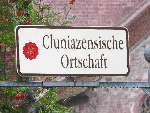Auch  das Alpirsbacher Kloster verdankt seine Gründung der Abtei Cluny in Burgund – darauf weist ein kleines Schild an der Bundesstraße in Alpirsbach hin.  Foto: Wiegert Foto: Schwarzwälder-Bote