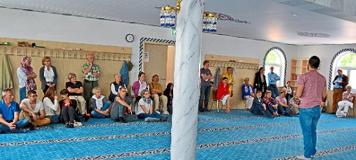Zahlreiche Besucher informierten sich  beim Tag der offenen Tür über die türkisch-islamische Gemeinde  in Villingen in der Güterbahnhofstraße. Fotos: Zimmermann Foto: Schwarzwälder-Bote