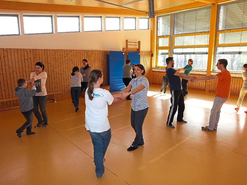 Tanz und Trommeln waren unterschiedliche Angebote der Projektwoche, an denen die Lehrer aus den europäischen Nachbarländern teilnahmen. Foto: Stocker