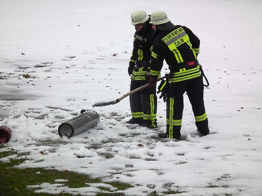 Nach der Kühlung mit Wasser bedeckten die Feuerwehrleute die Gasflasche mit Schnee. Foto: Stocker