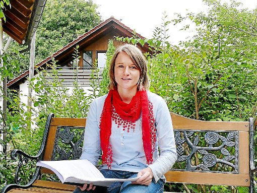 Ein dicker Wälzer ist die erste Staatsexamens-Arbeit der Schörzingerin Katja Sautter.  Foto: Deckert Foto: Schwarzwälder-Bote