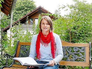Ein dicker Wälzer ist die erste Staatsexamens-Arbeit der Schörzingerin Katja Sautter.  Foto: Deckert Foto: Schwarzwälder-Bote