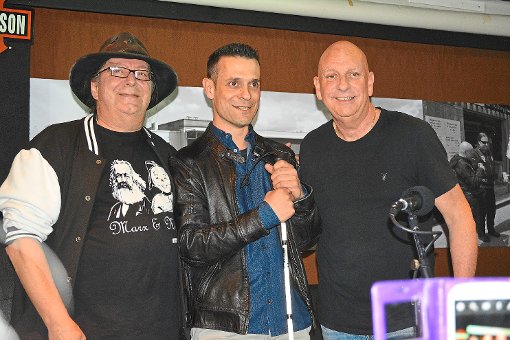 Michele D’Urso (Mitte) mit Michael Holfoth und Brendan Keeley, die bei seinem Benefizkonzert auftraten. Archivfoto: Wölfle Foto: Schwarzwälder-Bote