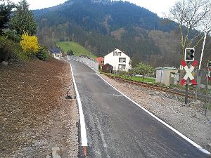 Noch wenige Restarbeiten sind zu erledigen, dann kann der neue Weg für Fußgänger und Radfahrer freigegeben werden. Foto: Bregger