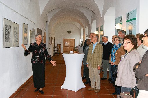 Die Tochter des Künstlers, Bettina Schau, erklärt den Besuchern die Bilder. Foto: Vögele Foto: Schwarzwälder-Bote