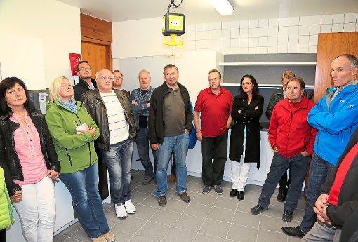 Der Jettinger Gemeinderat nahm jetzt die erweiterte Küche in der Turnhalle unter die Lupe. Foto: Priestersbach Foto: Schwarzwälder-Bote