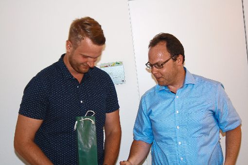 Der neue Vollzugsbedienstete Sven Fischer (links)   erhielt von Bürgermeister Sven Holder als Willkommensgeschenk eine Flasche Wein. Foto: Köncke Foto: Schwarzwälder-Bote