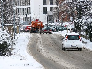 Pausenlos unterwegs sind die Räum- und Streufahrzeuge des Balinger Bauhofs. Bei lang anhaltendem Schneefall ist es zum Ärger der Autofahrer aber doch nicht möglich, die Straßen frei von  Eis und Matsch zu halten.  Foto: Visel