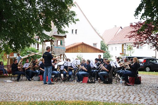 Beim Freiluft-Konzert des Musikvereins lauschten die Gäste den leichten Klängen. Foto: Retter Foto: Schwarzwälder-Bote