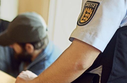 Der 37-jährige  Steinewerfer  bei der Urteilsverkündung: Das Gericht ahndet . . . Foto: dpa
