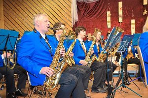 In strahlend hellem Blau traten die Musiker des Musikvereins Wiesenstetten im Dorfgemeinschaftshaus am Wochenende bei ihrem Jahreskonzert auf.  Fotos: Baiker Foto: Schwarzwälder-Bote