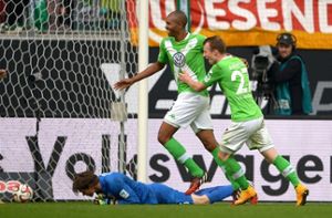 Wolfsburgs Naldo bejubelt seinen Treffer zum 1:0 gegen FC Augsburg mit Maximilian Arnold (rechts).  Foto: dpa