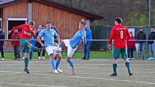 Den SV Nehren konnte der VfL Nagold (hellblaue Trikots) zuletzt mit 4:1 besiegen. Foto: Kraushaar