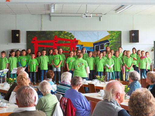 Die Schüler sangen beim Seniorennachmittag auch ein Stück aus der Oper Hänsel und Gretel. Foto: Schmidt Foto: Schwarzwälder-Bote