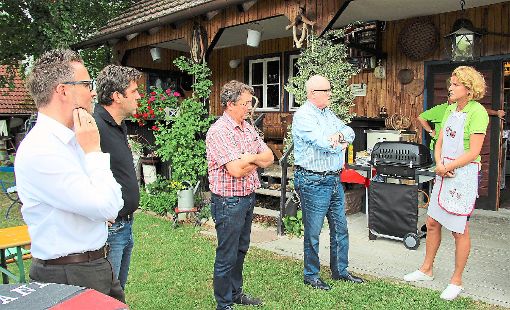 Bürgermeister Peter Boch (von links), Frank Schmid, Johannes Sauter und Volker Kauder informieren sich bei Jasmin Holzer-Bartosch über die Landleben-Ranch. Foto: King Foto: Schwarzwälder-Bote