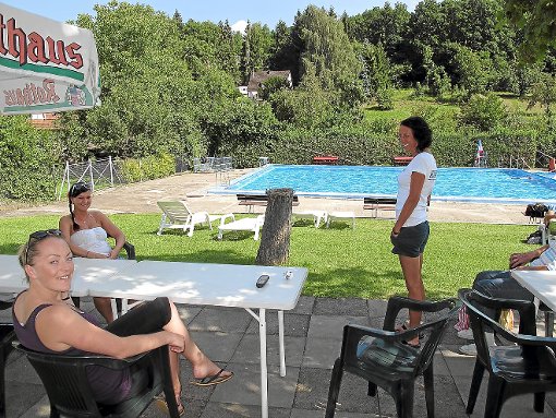 Dienst am Pool: Hannah Buntz, Damaris Denkinger und Ursula Köbele hielten gestern das Junginger Bad am Laufen.  Foto: Stopper Foto: Schwarzwälder-Bote