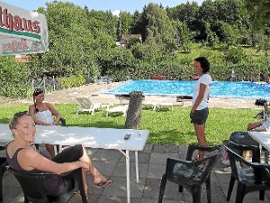 Dienst am Pool: Hannah Buntz, Damaris Denkinger und Ursula Köbele hielten gestern das Junginger Bad am Laufen.  Foto: Stopper Foto: Schwarzwälder-Bote