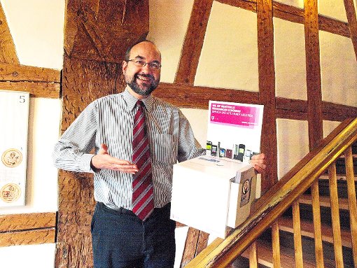 Bad Herrenalbs evangelischer Pfarrer Johannes Oesch wirbt für das Recycling von ausgedienten Handys. Foto: Glaser Foto: Schwarzwälder-Bote