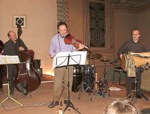 Ein hochkarätiges Programm mit heißen Rhythmen brachten die Musiker um Gregor Huebner am Freitag  in der Alten Synagoge auf die Bühne. Foto: Maute Foto: Schwarzwälder-Bote