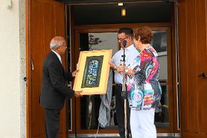 Ein Foto eines Kirchenfensters und eine Spende für Indien: Pfarrer Varghese Plackal erhält in Wilflingen Geschenke. Foto: Leibold Foto: Schwarzwälder-Bote