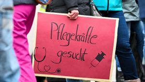 Eine Beschäftigte des Klinikums Kassel hält bei einer Demo ein Plakat mit der Aufschrift „Pflegekräfte gesucht“ in der Hand (Archivbild). Foto: dpa/Uwe Zucchi