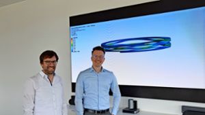 Benjamin Hertweck (links) und Jan Philipp sprechen über die Vorzeigeprojekte der Entwicklung bei Kern-Liebers. So auch wie hinter ihnen abgebildet eine innovative Wellenfeder. Foto: Fritsche