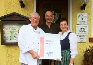 Bürgermeister Norbert Swoboda (Mitte) überreichte das Logo an Willi und Renate Klein vom Holzschuh. Foto: Borho Foto: Schwarzwälder-Bote