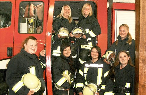 Sieben der acht Vöhringer Feuerwehrfrauen stellen sich zum Gruppenbild.  Foto: Danner