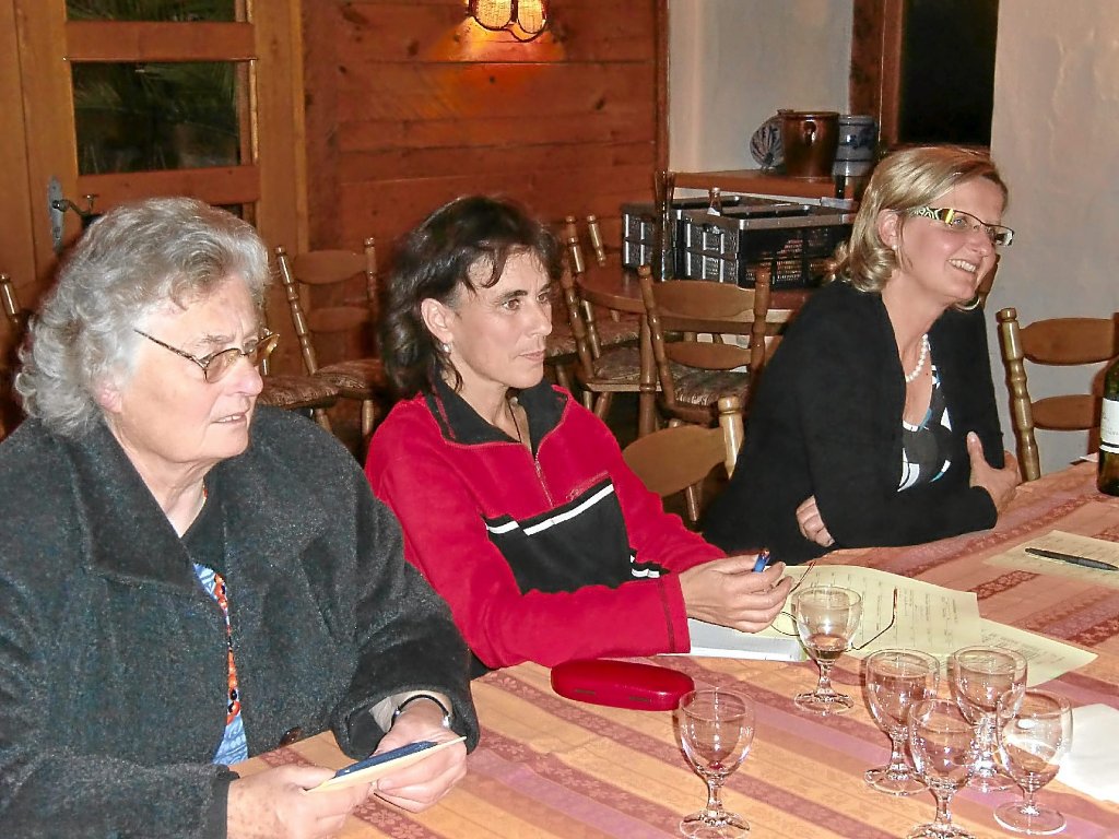 Lesenswerte Bücher interessieren nicht nur diese drei Damen, sondern alle Mitglieder des Dietinger Literaturtreffs.  Foto: Baur