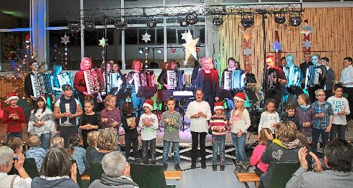Dezemberträume des Akkordeonvereins in der Halle in Überauchen.  Foto: Schwörer Foto: Schwarzwälder-Bote