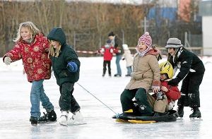 Die Kinder dürfen sich freuen: Voraussichtlich ab dem morgigen Dienstag können sie wieder ihre Runden auf dem Eisweiher an der Villinger Waldstraße drehen.  Foto: Kienzler