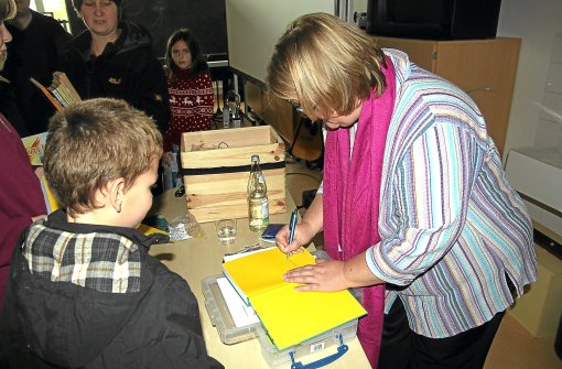 Autorin Sigrid Belzer (rechts) konnte sich nach ihrem Vortrag vor Fans kaum retten. Sie musste in Mönchweiler zahlreiche Bücher signieren.  Foto: Hettich-Marull Foto: Schwarzwälder-Bote