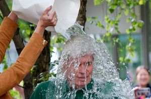 Kaltwasserschock gegen die Nervenkrankheit ALS Foto: dpa