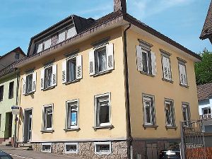Die Baugenossenschaft erwarb 2013 zur Erhöhung des Wohnungsbestandes das Drei-Familien-Wohnhaus Schulstraße 10 in Triberg. Foto: Stein Foto: Schwarzwälder-Bote
