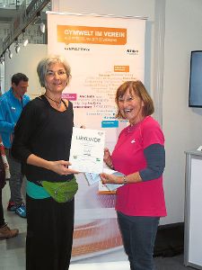 Sibylle Bronner (links) nimmt von Helga Vogt vom Turngau die Urkunde in Empfang. Foto: Gukelberger Foto: Schwarzwälder-Bote