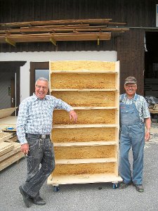 Fertig: Dieter Hess und Erich Epting haben das rollbare Bücherregal für Fluorn  gebaut. Foto: Schwarzwälder-Bote