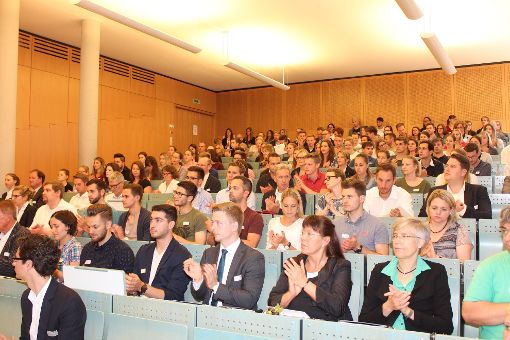 Gespannt verfolgen die Studierenden die Vorträge der Experten im Hörsaal der Dualen Hochschule. Foto: Pohl Foto: Schwarzwälder-Bote