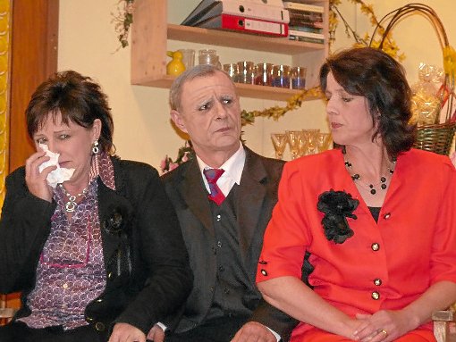 Lieselotte Schlüpfer,  Neu-Rentner Julius und seine Frau Therese, die sich auf  neue Zeiten einstellen muss.   Foto: Selter-Gehring Foto: Schwarzwälder-Bote