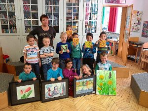 Die Kinder  der Grundschulförderklasse in der Friedensschule zeigen begeistert ihre Kunstwerke. Foto: Friedensschule Foto: Schwarzwälder-Bote