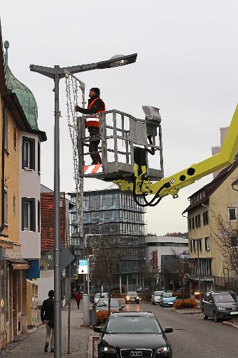 Vladimir Bubori installiert die Weihnachtsbeleuchtung in der Schwenninger Marktstraße. Foto: Pohl