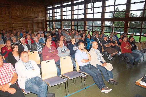Deutlich mehr als 100 Zuhörer sind in die Schwarzwaldhalle gekommen, um sich zu informieren. Foto: Heimpel Foto: Schwarzwälder-Bote