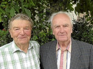 Franz Fischer aus Wiesenstetten (links) und Karl Kussmaul aus Reutlingen können auf 70 Jahre gemeinsame Erlebnisse zurückschauen.  Foto: Hellstern Foto: Schwarzwälder-Bote