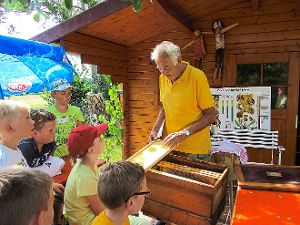 Alles über Bienen erfuhren die Kinder bei Imker Werner Baumann. Foto: Preuß Foto: Schwarzwälder-Bote