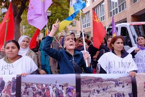 Am Dienstag haben in Stuttgart erneut Kurden gegen den IS-Terror in Syrien protestiert und sind gemeinsam zum türkischen Konsulat gezogen. Foto: www.7aktuell.de | Florian Gerlach