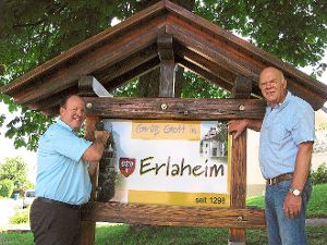 Der Geislinger Bürgermeister  Oliver Schmid (links) und Erlaheims Ortsvorsteher  Ewald Walter haben gestern die neuen Ortstafeln angebracht. Foto: Vinci Foto: Schwarzwälder-Bote
