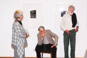 Künstler im Gespräch: Das Bild zeigt (von rechts) Herwig Schubert, Robert Förch und Veronika Mertens, die Leiterin der Galerie Albstadt. Foto: Miller Foto: Schwarzwälder-Bote