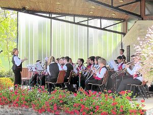 Eine Schülerkapelle aus England gibt ein kleines Konzert im Pavillon des Schönwälder Kurparks.  Foto: Kammerer Foto: Schwarzwälder-Bote