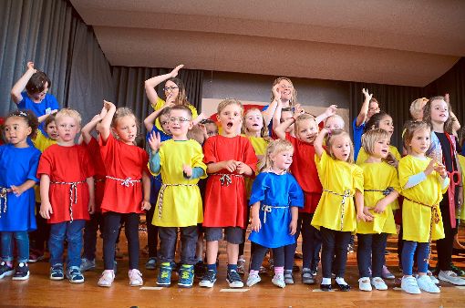 Kinder der Ostelsheimer Kindertagesstätte begeisterten die Besucher mit der Aufführung des Kindermusical Kunterbunt.  Foto: Bausch Foto: Schwarzwälder-Bote