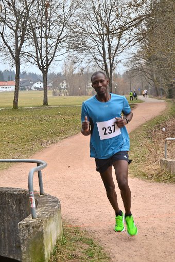 Hauptsieger Sano Mamadou vom Lauftreff Pfohren  lief ein fast einsames Rennen in Bad Dürrheim.  Foto: Junkel Foto: Schwarzwälder-Bote
